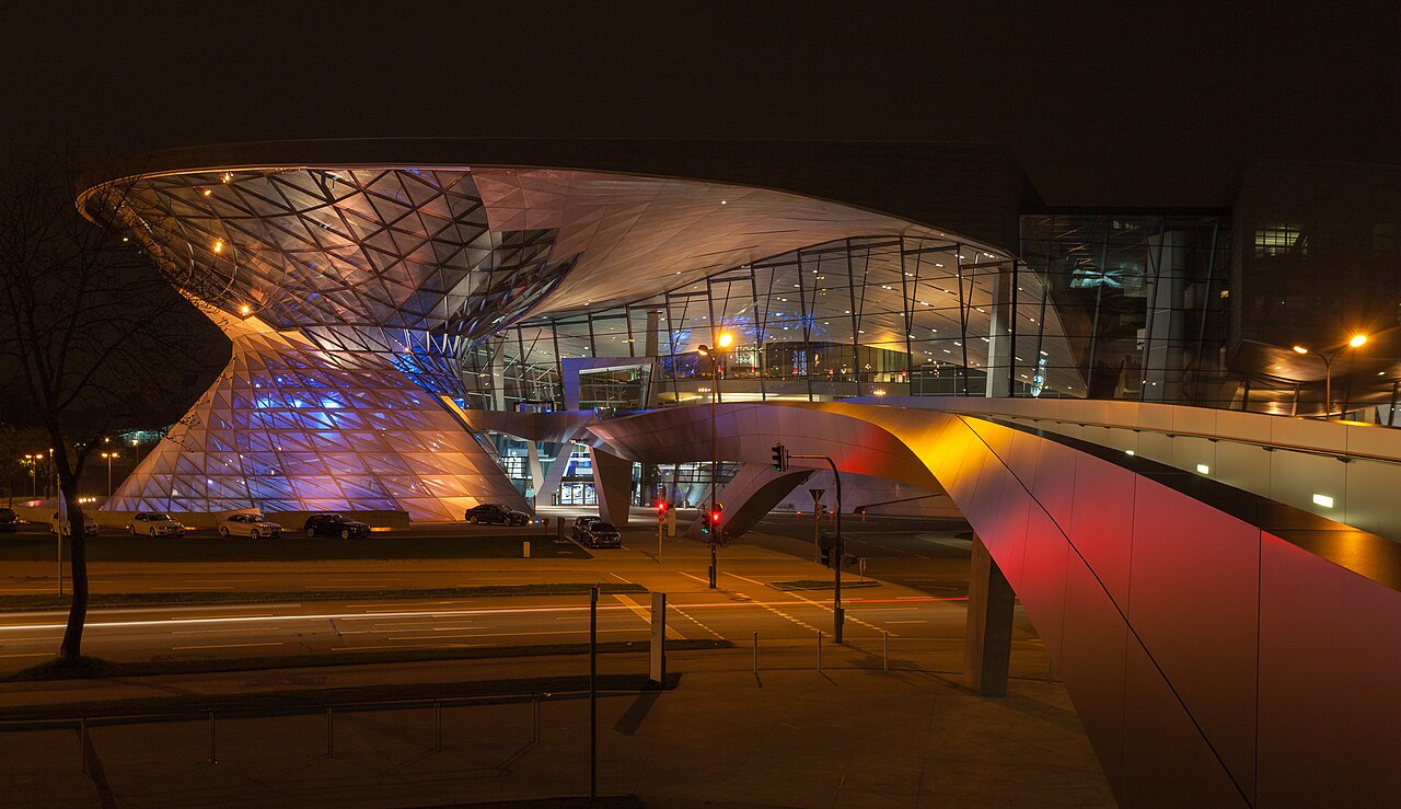 Außenansicht der beleuchteten BMW Welt München bei Nacht, Foto von Diego Delso